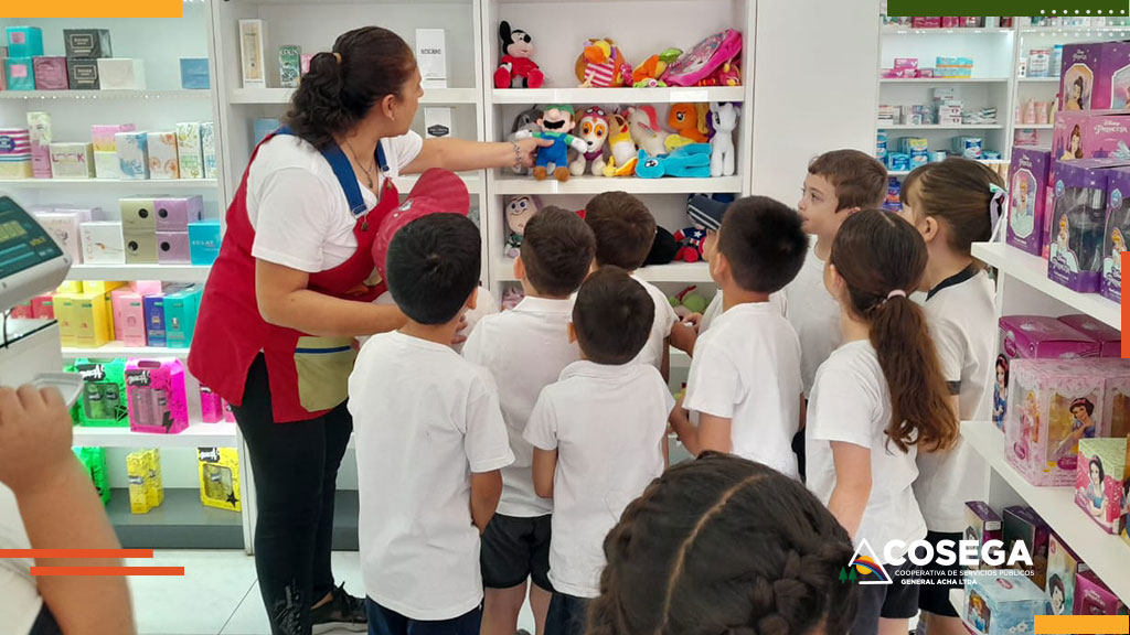 Sala de 5 años del Jardín del Colegio María Auxiliadora visitó la sede de Farmacia Central